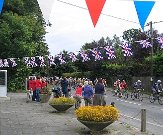 The 2008 Tour of Britain passes the Berkshire village of Hermitage