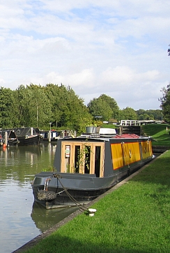 Narrowboat moored above Caen Hill Locks