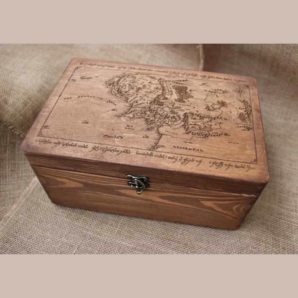Lord of the Rings Wooden Box with Map © RavenWoodsCraftShop | etsy.com