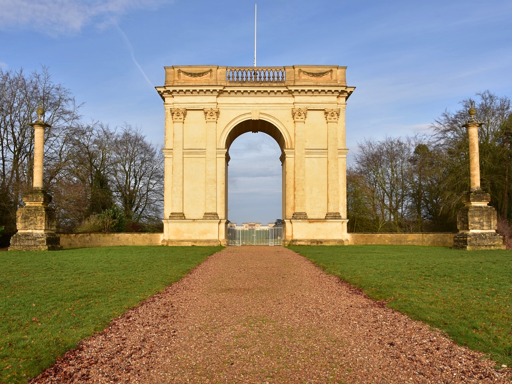 The Corinthian Arch in Stowe Gardens | essentially-england.com 