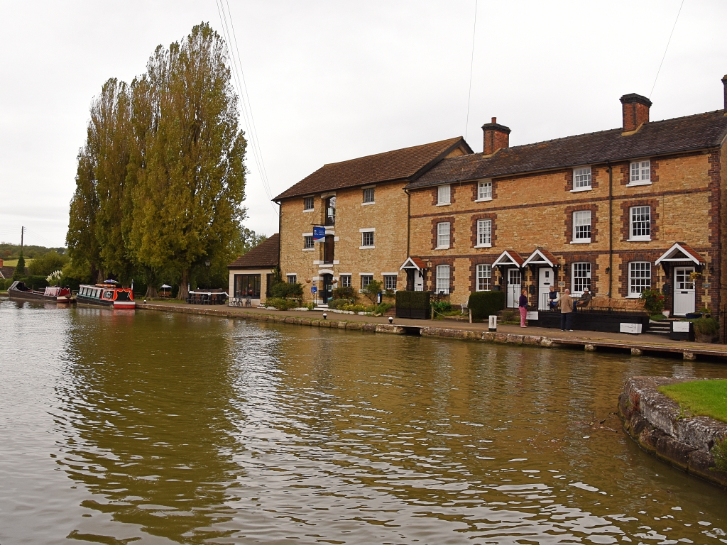 Holiday Cottages in Northamptonshire: 3 Canalside Cottages, Stoke Bruerne | sykescottages.co.uk 