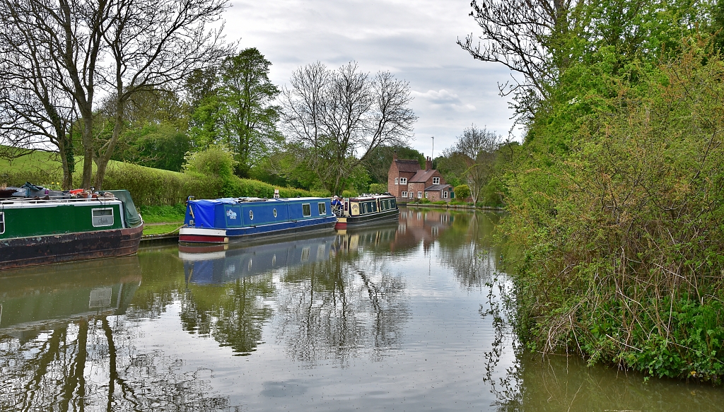 View Along the Grand Union Canal from near the Admiral Nelson Pub © essentially-england.com