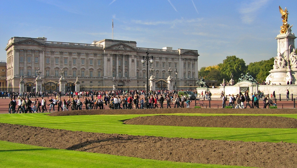 Buckingham Palace and the Victoria Memorial &copy; essentially-england.com