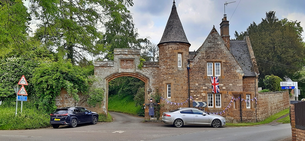 Victorian Gateway in Moreton Pinkney © essentially-england.com
