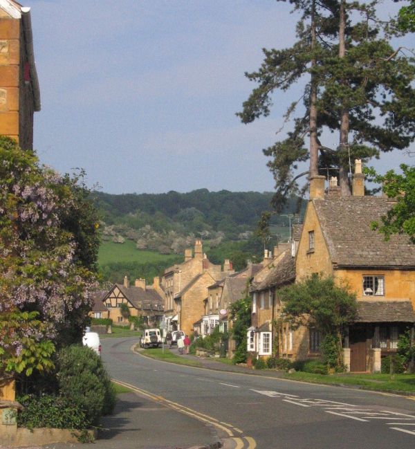 Cotswold Scene © essentially-england.com