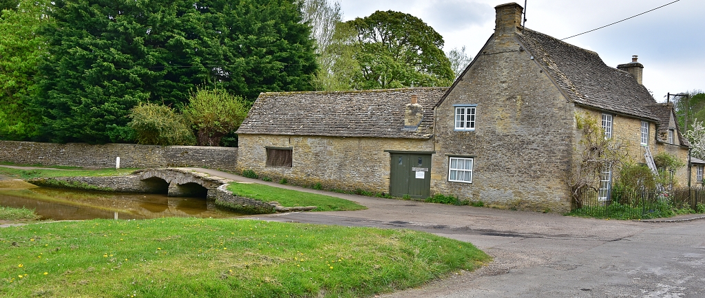 The Red Lion Pub Where Mr Bates Went to Work © essentially-england.com