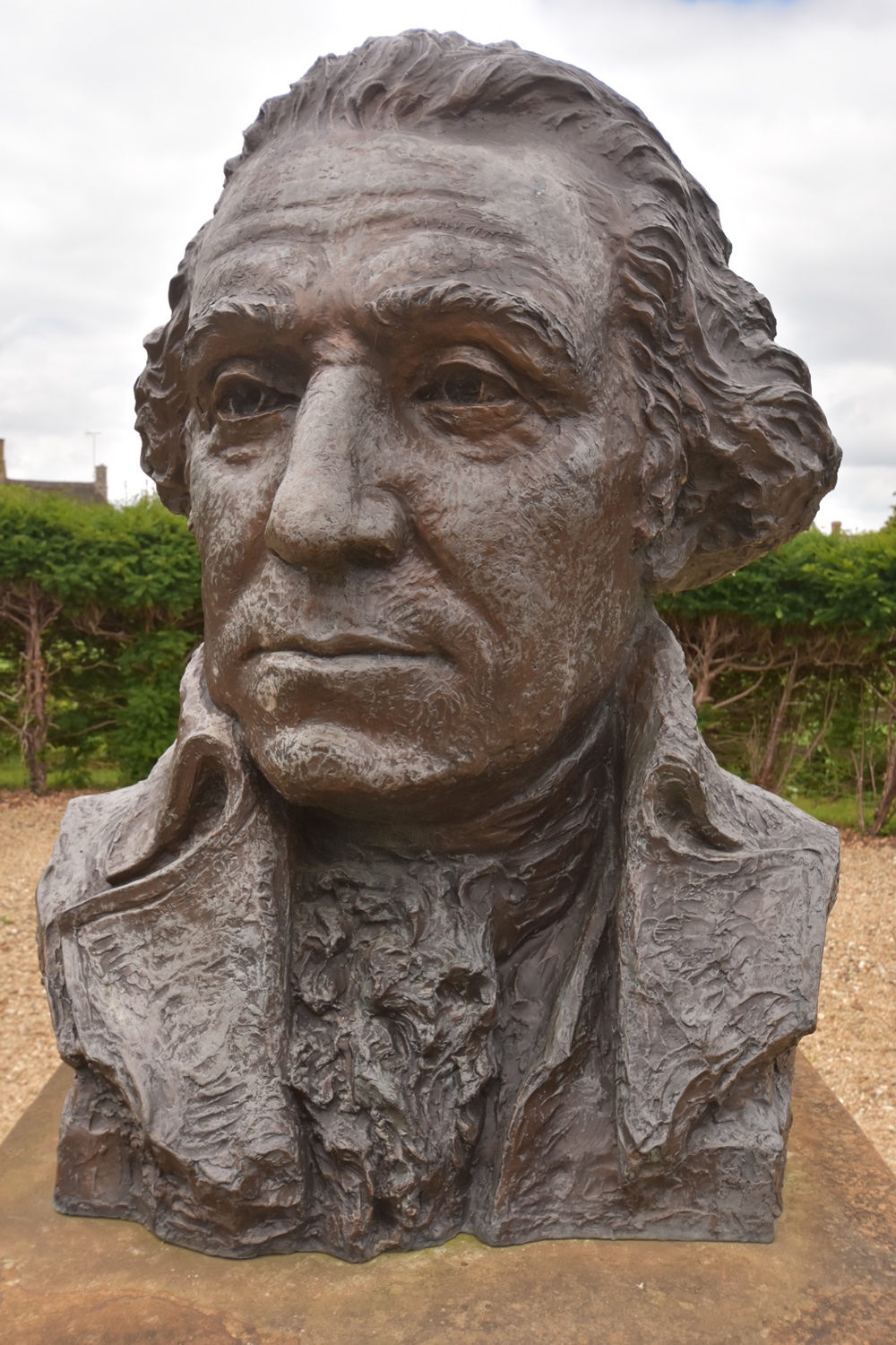 George Washington Statue at Sulgrave Manor in Northamptonshire © essentially-england.com