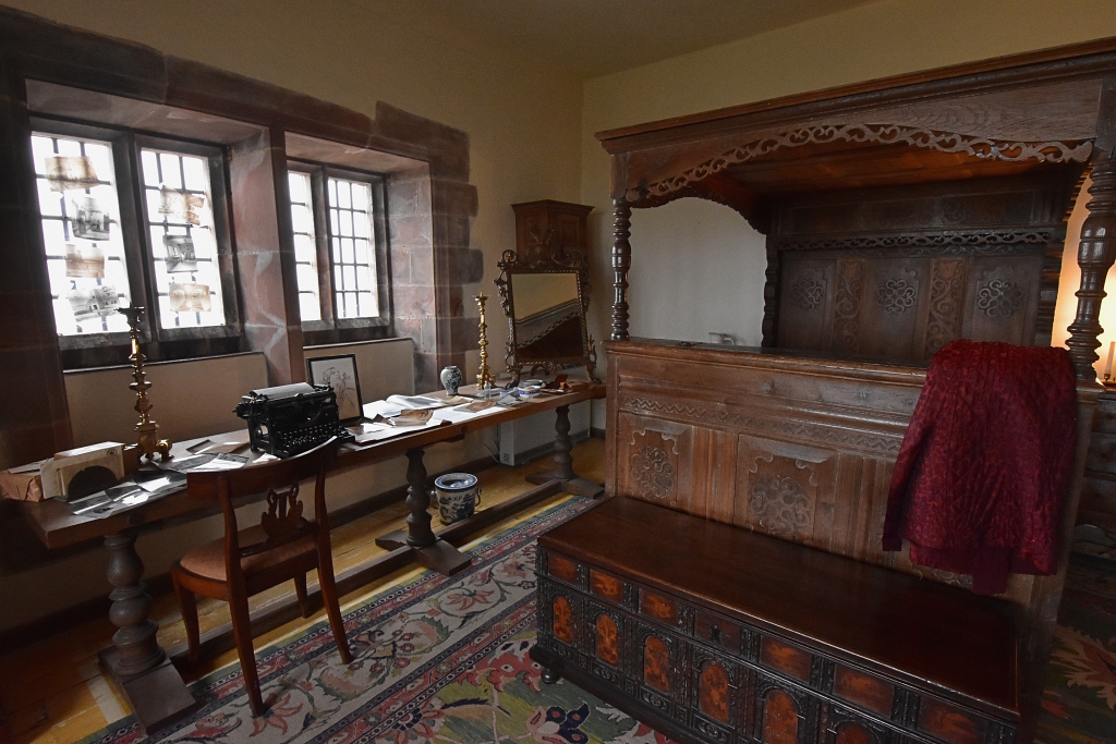 Lindisfarne Castle Master Bedroom © essentially-england.com