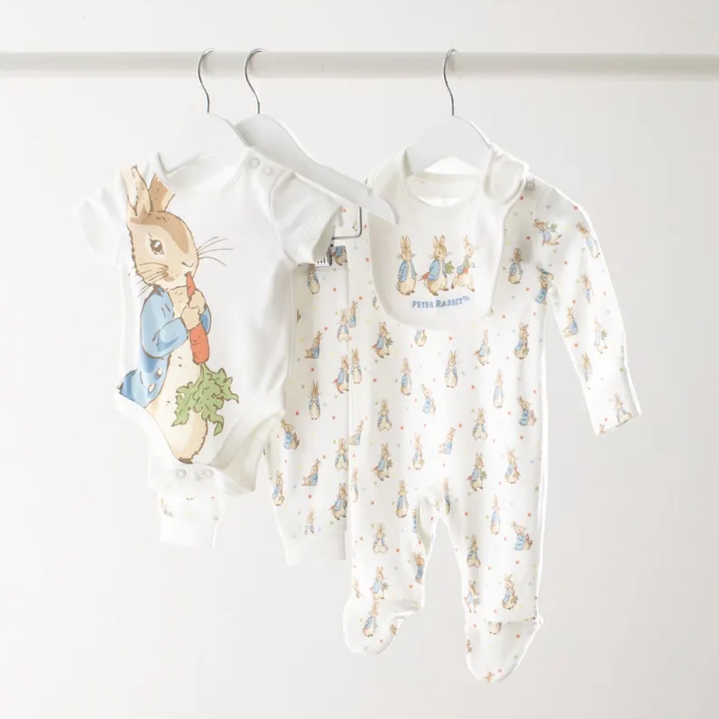 Peter Rabbit Baby Grow Set © UkTheBabyBox | etsy.com 