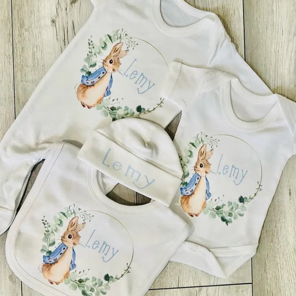 Personalised Peter Rabbit Baby Grow Set © CuteazaGoods | etsy.com 
