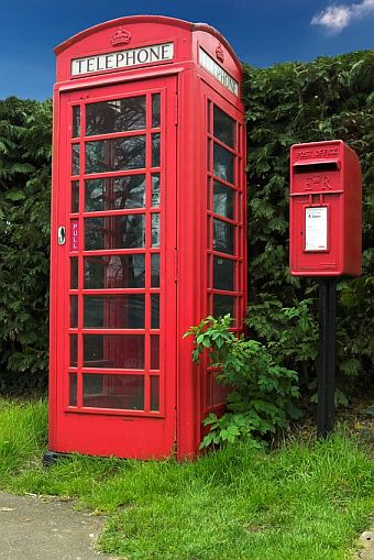 English Phone and Post Box © Brian Lambert | fotolia.com