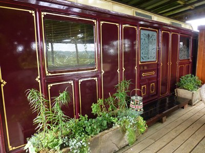 England Holiday Cottages - a Victorian travelling showman's wagon © essentially-england.com
