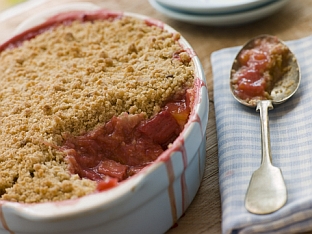 Rhubarb Crumble © Monkeybusiness | Dreamstime.com