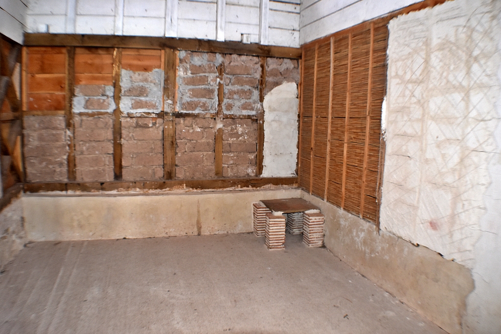Images of the Recreated Town House at Wroxeter © essentially-england.com