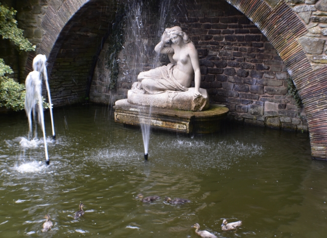 Sabrina, the Goddess of the Severn &copy; essentially-england.com