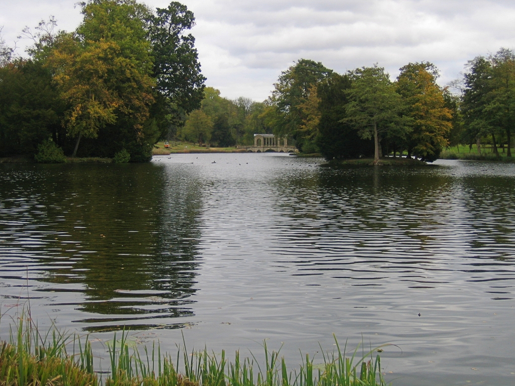 The Octagonal Lake in Stowe Gardens © essentially-england.com