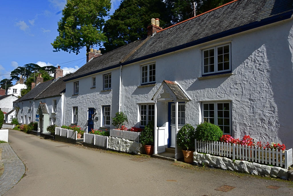 Walking through Helford © essentially-england.com