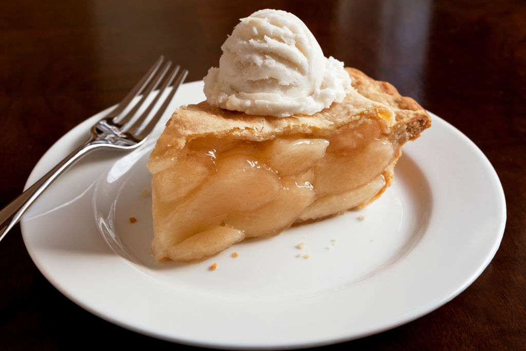 Apple Pie with Ice Cream &copy; JMichi | Getty Images canva.com