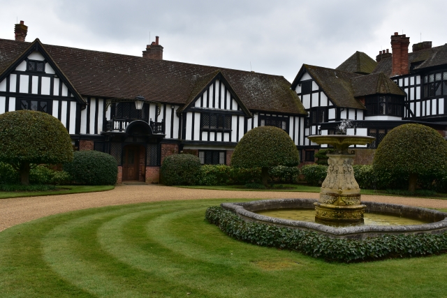 entrance to ascott house on the buckinghamshire bedfordshire border