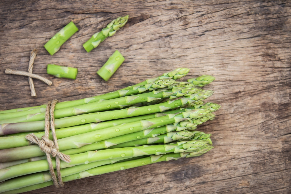 Asparagus Bundle © Aphiwat chuangchoem |Pexels canva.com