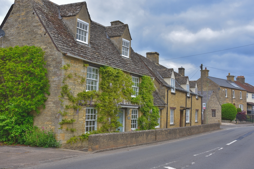 Bridge House next to Start of Footpath Beside Shill Brook © essentially-england.com