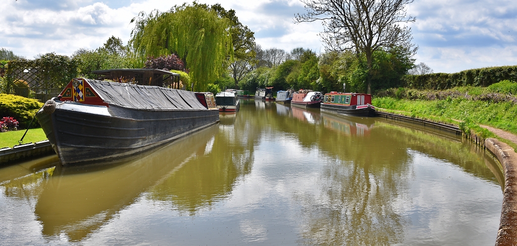 Canal Scene © essentially-england.com