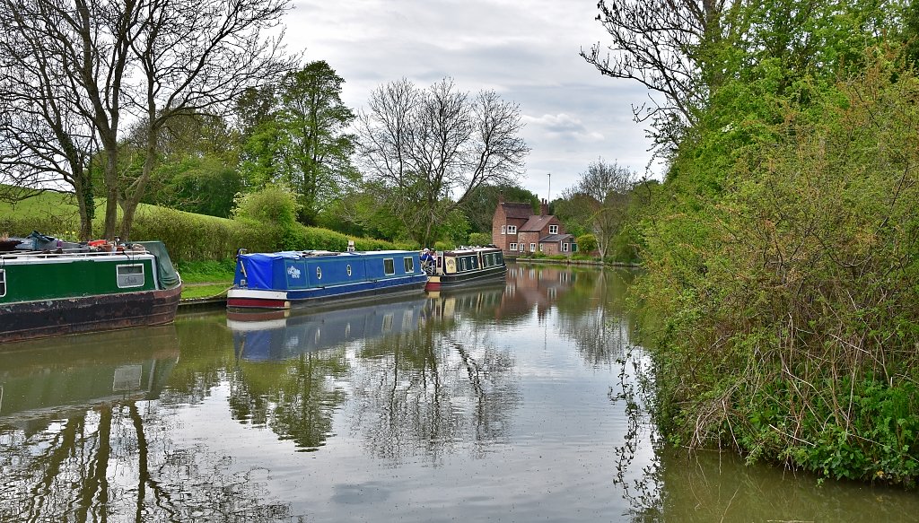 View Along the Grand Union Canal from near the Admiral Nelson Pub © essentially-england.com
