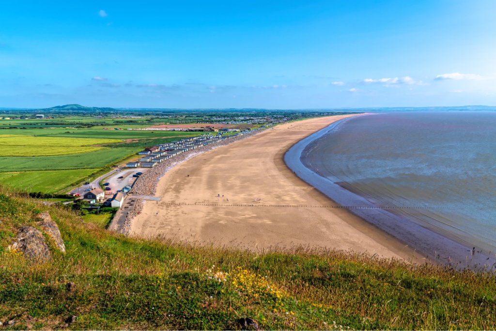 View Along Brean Beach © acceleratorhams | Getty Images canva.com