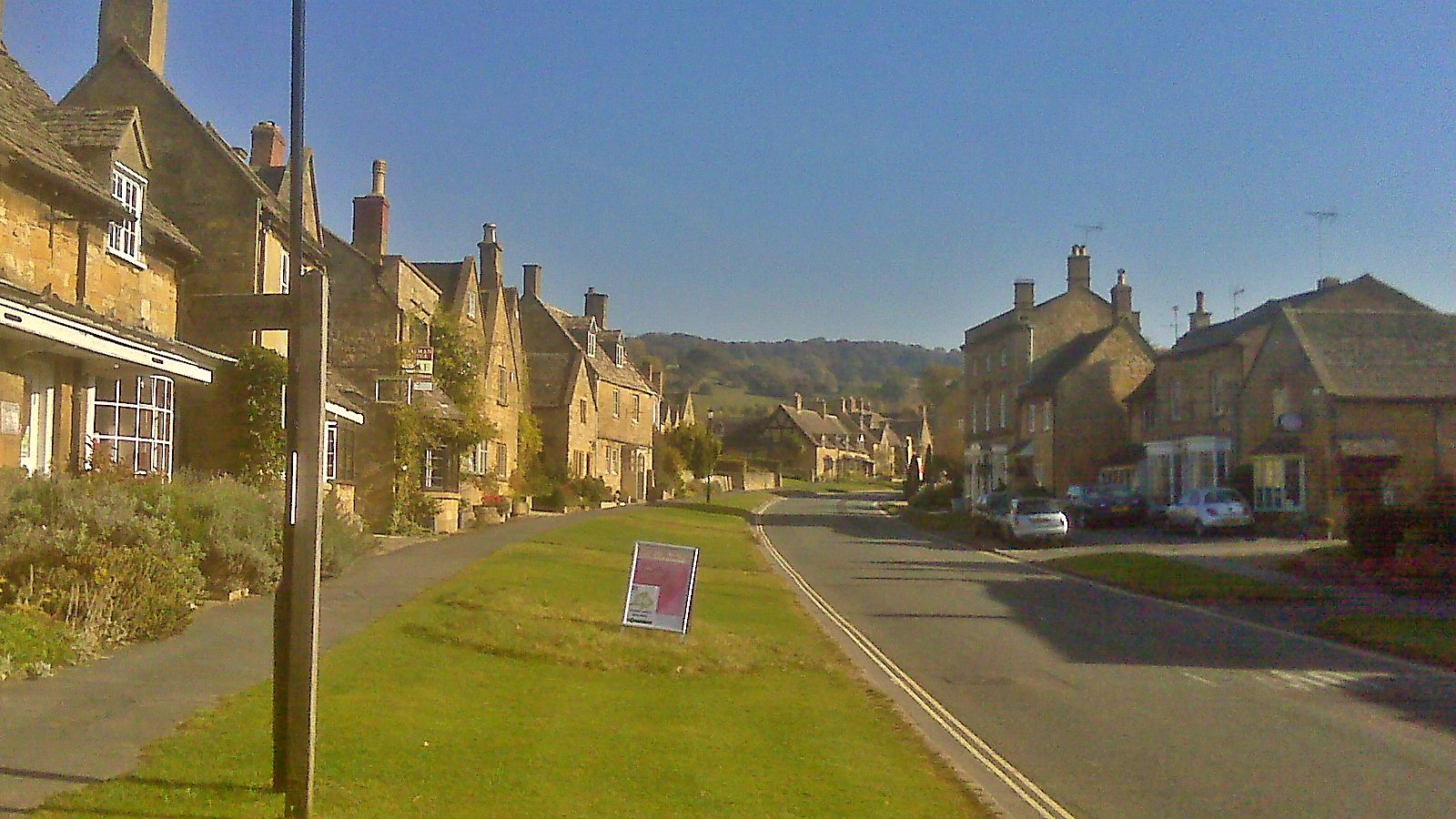 Broadway High Street © essentially-england.com