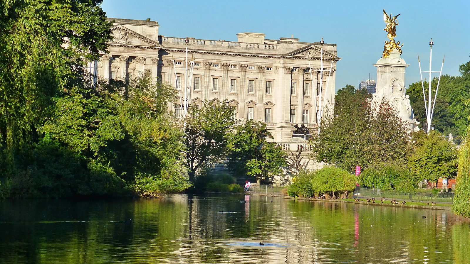 Buckingham Palace © essentially-england.com