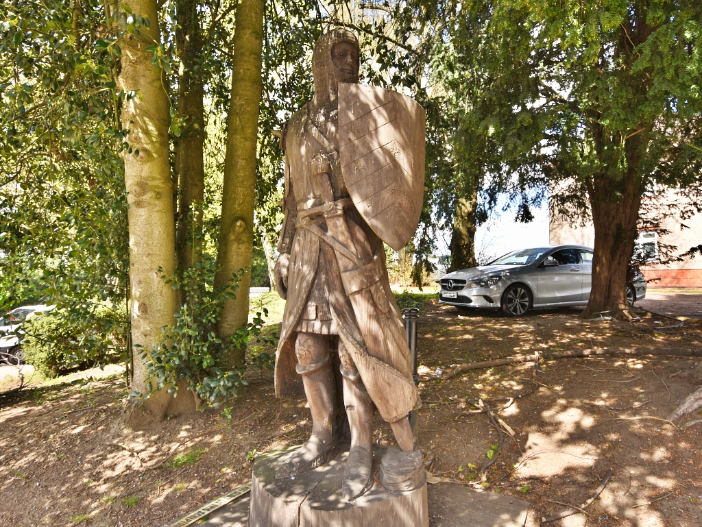 1330 Knight Sculpture © essentially-england.com