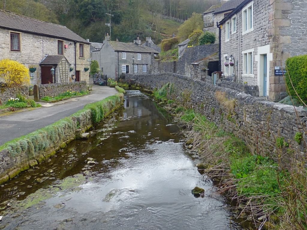 Castleton Scene © essentially-england.com