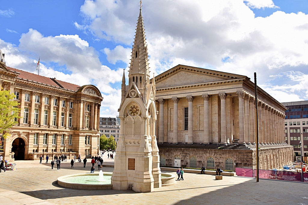The Chamberlain Memorial, Town Hall, and Birmingham Museum and Art Gallery © essentially-england.com