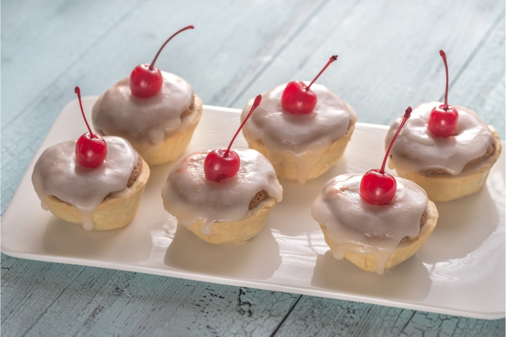 Cherry Bakewell Tarts © Olelsandr Prokopenko | canva.com