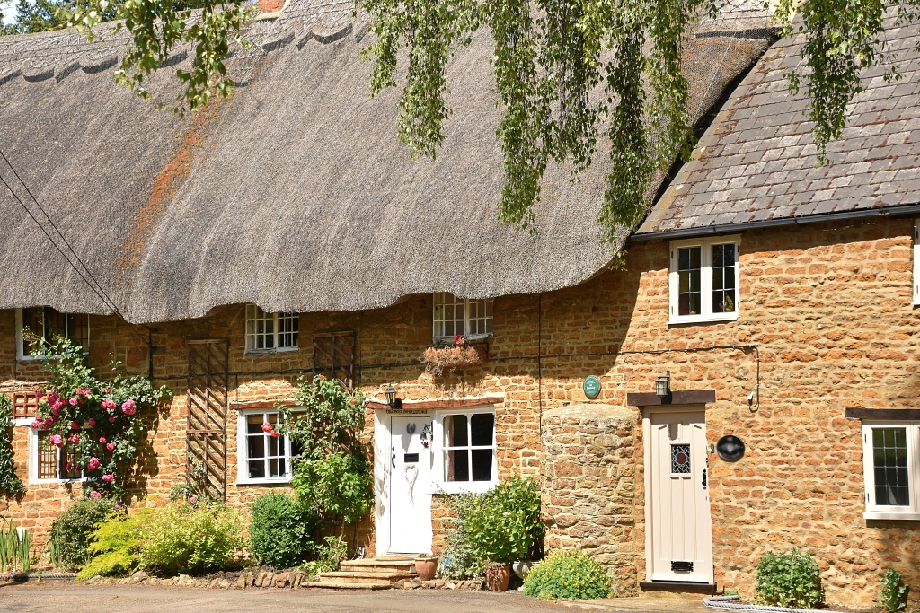 Pretty Cottages in Chipping Warden © essentially-england.com