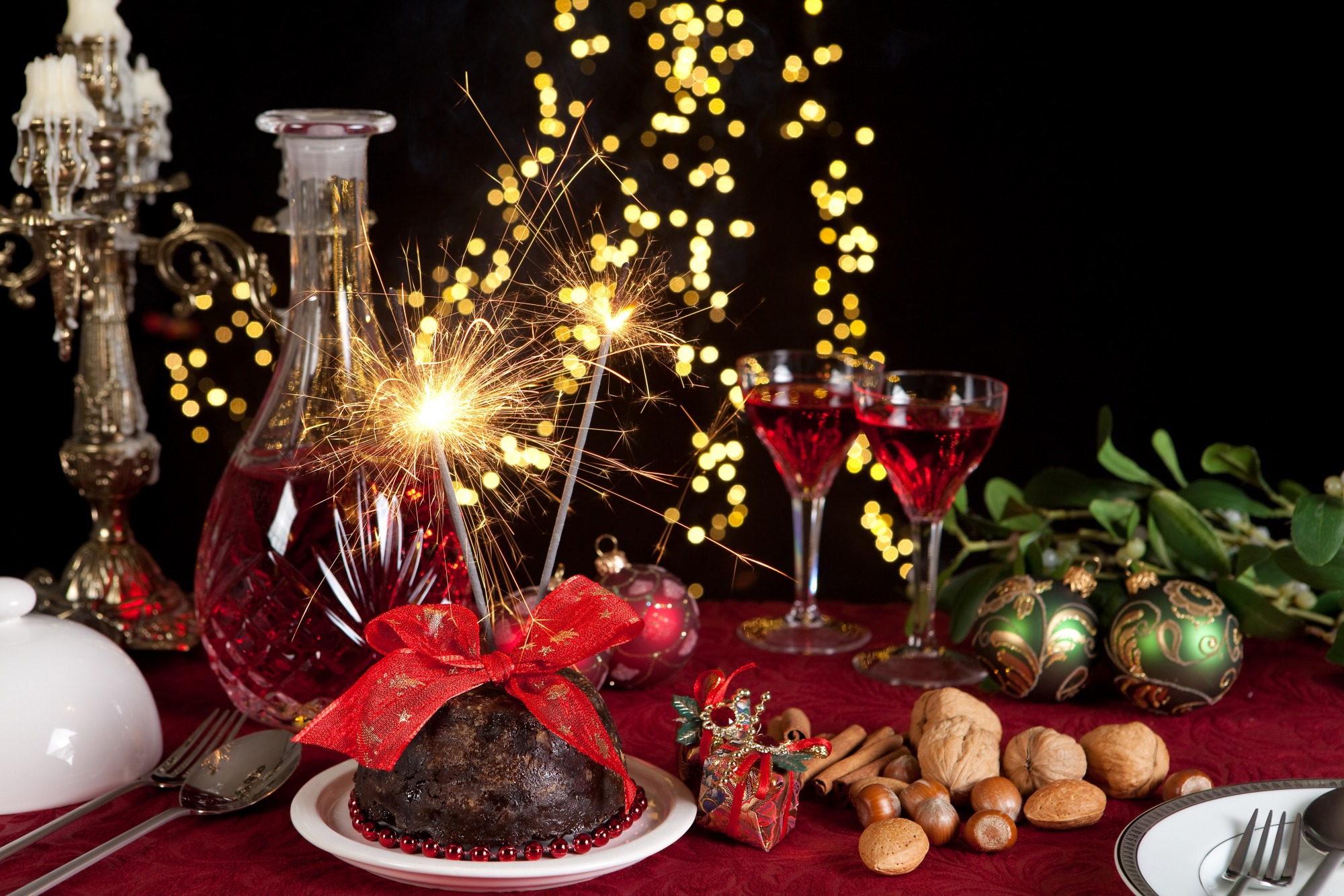 Serving the Christmas Pudding © anyka | 123RF.com