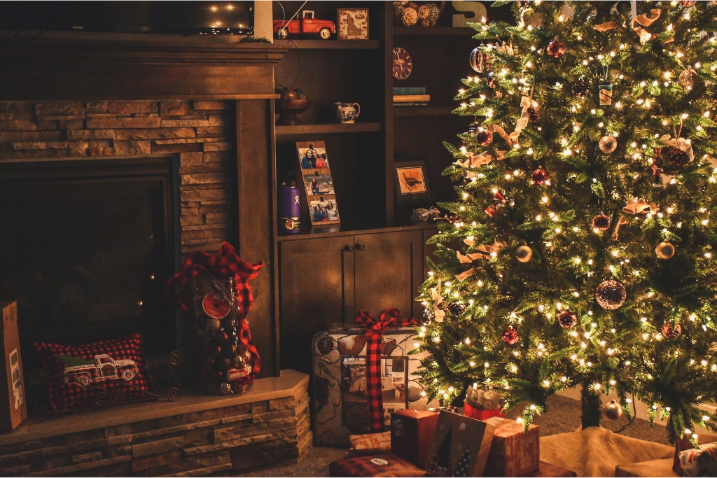 Christmas Tree Lights © Brett Sayles | Pexels canva.com