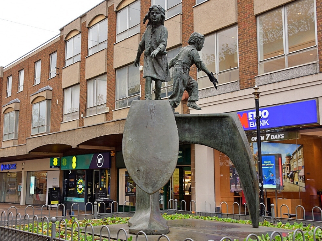 Cobbler's Last Sculpture in Northampton © essentially-england.com