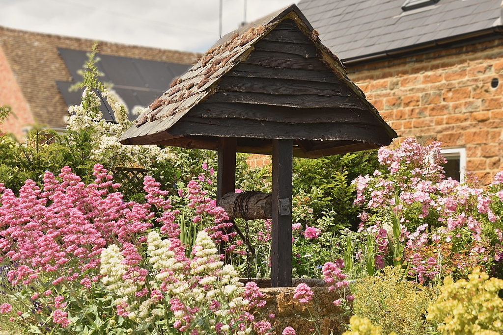 Cottage Garden in Cropredy © essentially-england.com