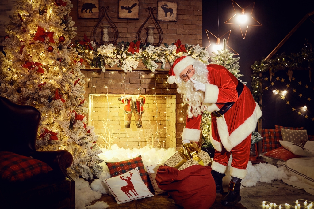 Father Christmas Delivering Presents © studioroman | canva.com