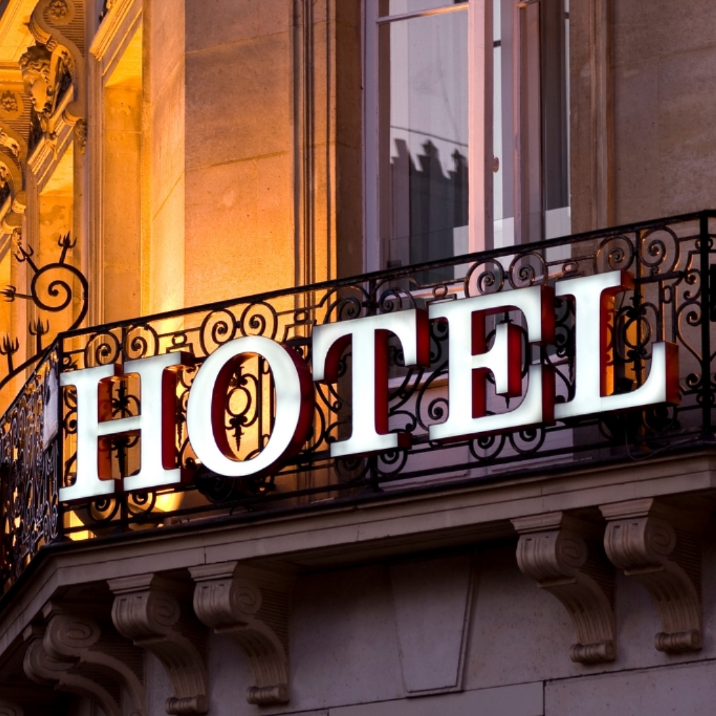Hotel Sign © BrianAJackson | Getty Images | canva.com
