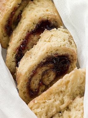 Jam Roll in muslin © Monkey Business Images | Dreamstime.com