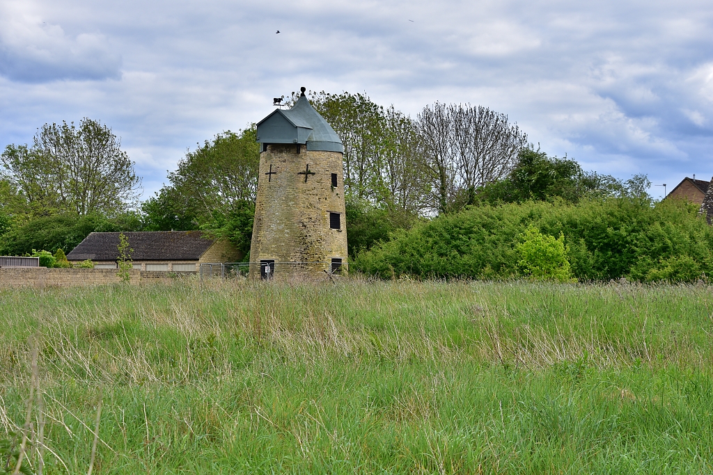 North Leigh Windmill © essentially-england.com