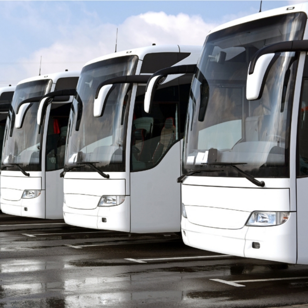 Line of Parked Coaches © Tramino Getty Images canva.com