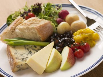 Ploughman's Lunch © Monkey Business Images | dreamstime.com