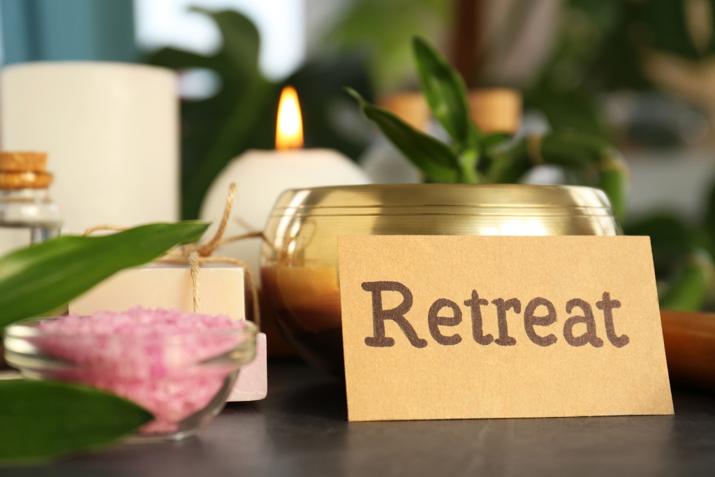 Retreat Hotel Sign © Africa images | canva.com