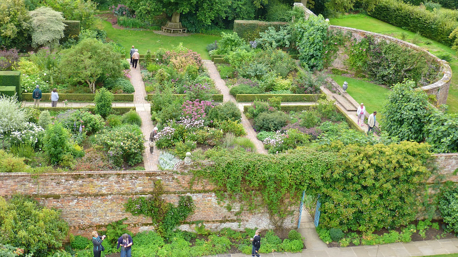 Sissinghurst Garden Scene © essentially-england.com