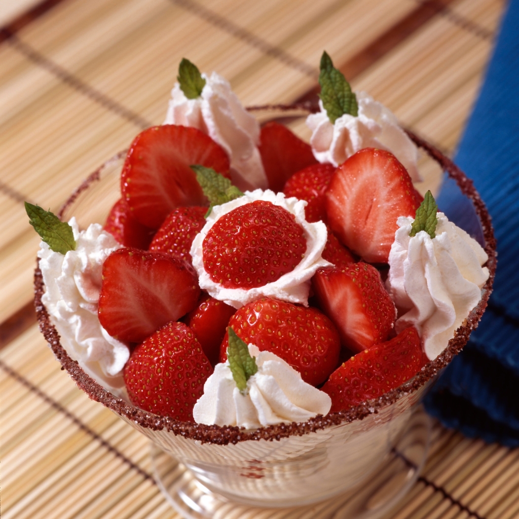 Strawberries and Cream © imagestock | Getty Images canva.com