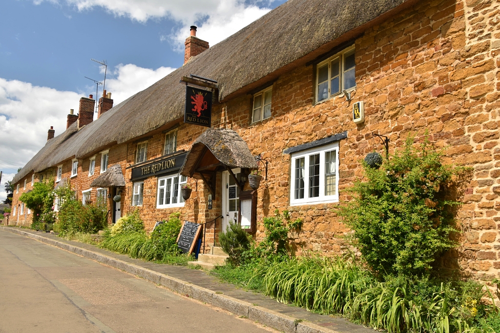 Pretty Thatched Properties in Cropredy © essentially-england.com