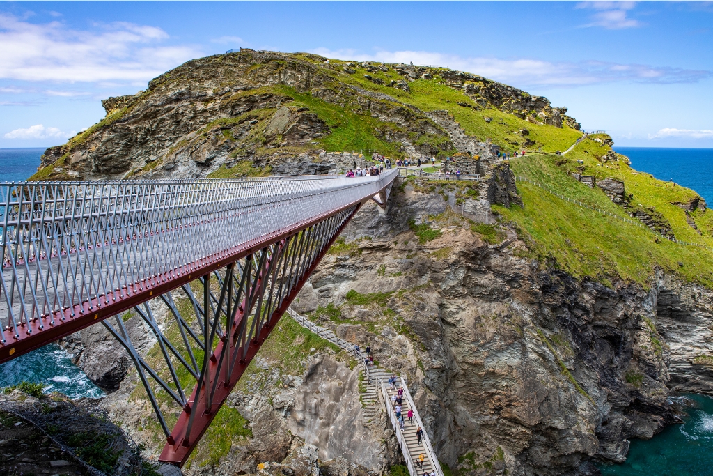 intagel Castle Footbridge © chrisdorney | Getty Images canva.com